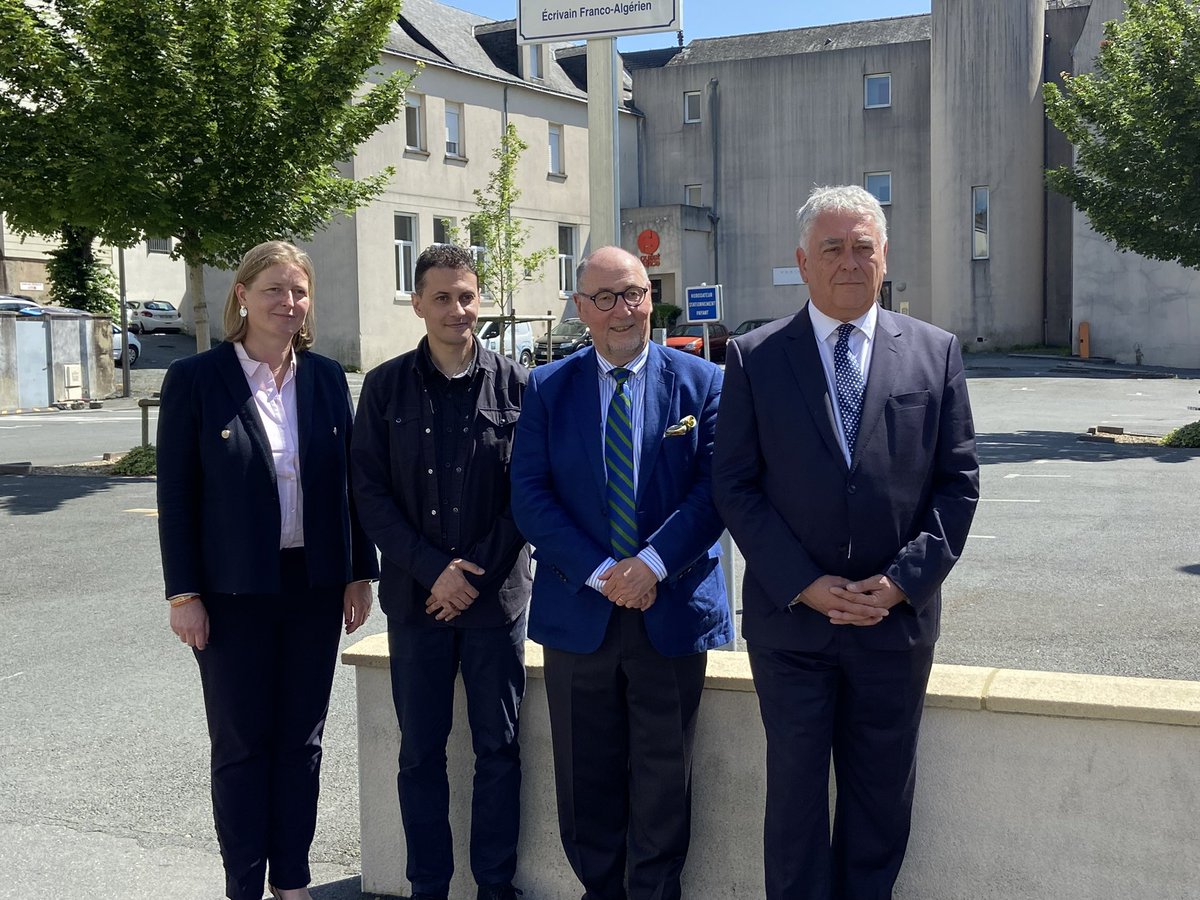 AnneLaureBlin's tweet image. 7 mois que Boualem Sansal est détenu en Algérie.
Aujourd’hui @GBOURDOULEIX inaugurait une place dédiée à son combat pour la liberté en présence de @XMDriencourt et du @CSoutienBS .
Notre mobilisation 🇫🇷 doit se poursuivre pour sa libération.