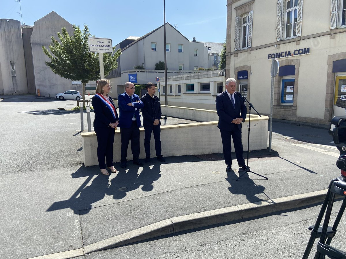 AnneLaureBlin's tweet image. 7 mois que Boualem Sansal est détenu en Algérie.
Aujourd’hui @GBOURDOULEIX inaugurait une place dédiée à son combat pour la liberté en présence de @XMDriencourt et du @CSoutienBS .
Notre mobilisation 🇫🇷 doit se poursuivre pour sa libération.