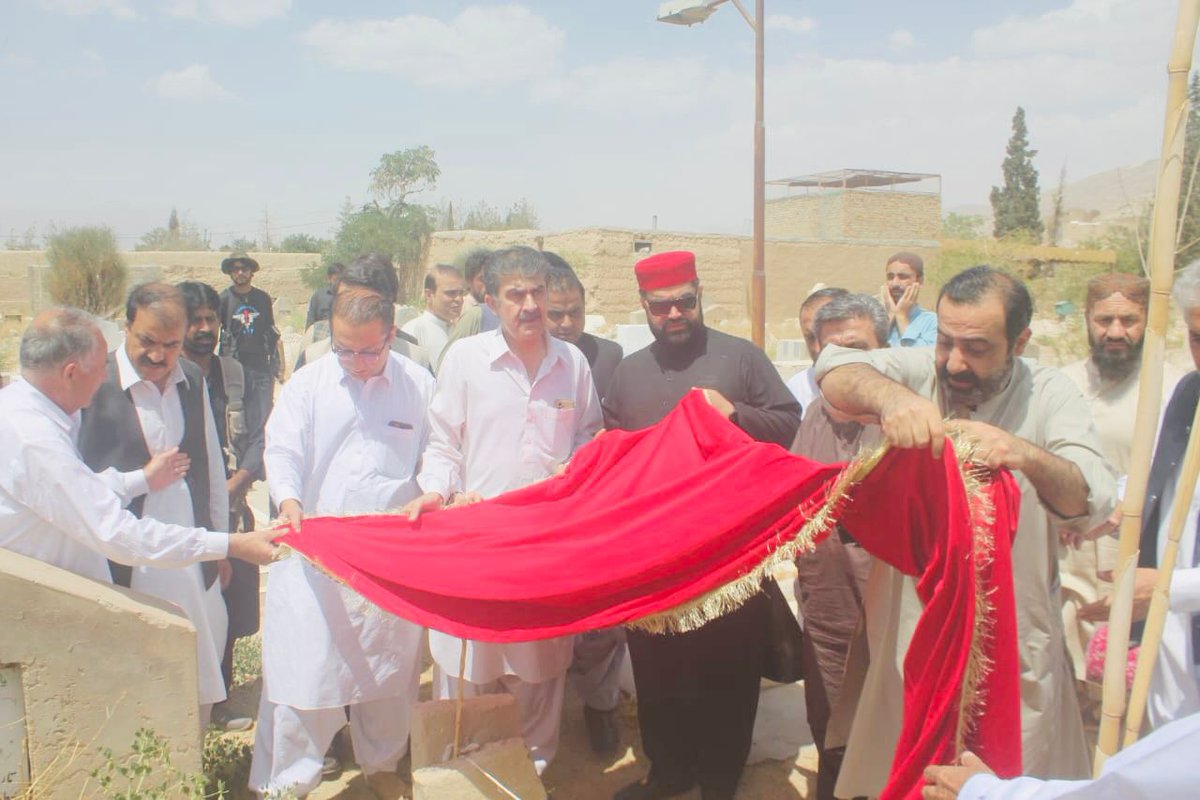 کوئٹہ: عوامی نیشنل پارٹی کے مرکزی صدر سینیٹر ایمل ولی خان نے اے این پی بلوچستان کے سابق صدر کمانڈر خدائی داد خان کے انتقال پر اُن کے اہلِ خانہ سے تعزیت کی، اُن کی قبر پر حاضری دی اور پھولوں کی چادر چڑھائی۔
#AimalWaliKhan #AwamiNationalParty #ANP