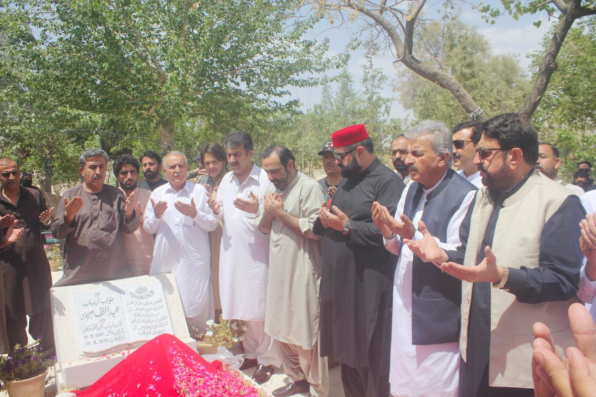 کوئٹہ: عوامی نیشنل پارٹی کے مرکزی صدر سینیٹر ایمل ولی خان اے این پی بلوچستان کے ساتھیوں کے ہمراہ نواب ارباب عبدالظاہر کاسی کی آخری آرام کاہ پر حاضری دی، فاتحہ خوانی کی اور پھولوں کی چادر چڑھائی۔
#Aimalwalikhan #ANP