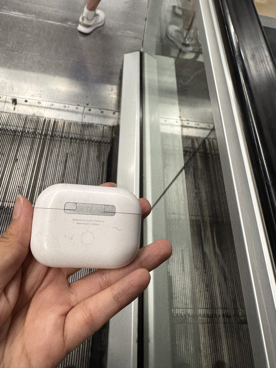 InesCapcha's tweet image. Gente de Arganda del Rey y Rivas: he encontrado esta caja de AirPods Pro en el metro. Estaba vacía. Se la he entregado al personal de la estación de Puerta de Arganda @metro_madrid.
#rivas #arganda #objetosperdidos #metromadrid