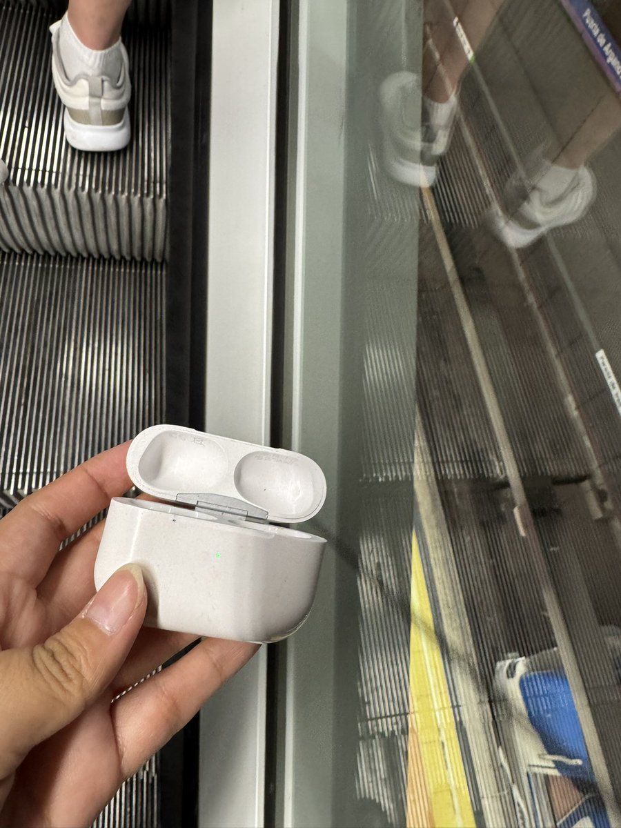 InesCapcha's tweet image. Gente de Arganda del Rey y Rivas: he encontrado esta caja de AirPods Pro en el metro. Estaba vacía. Se la he entregado al personal de la estación de Puerta de Arganda @metro_madrid.
#rivas #arganda #objetosperdidos #metromadrid