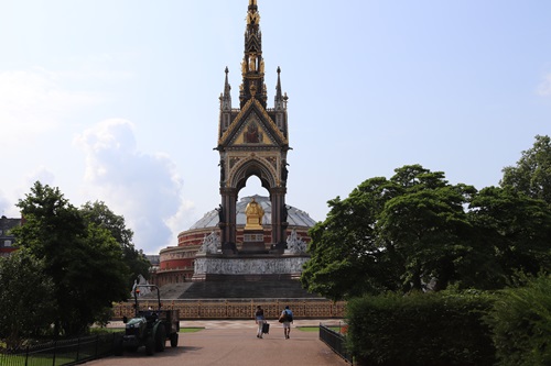 The Albert Memorial in Kensington Gardens
londonvisitors.wordpress.com/2025/06/16/the…