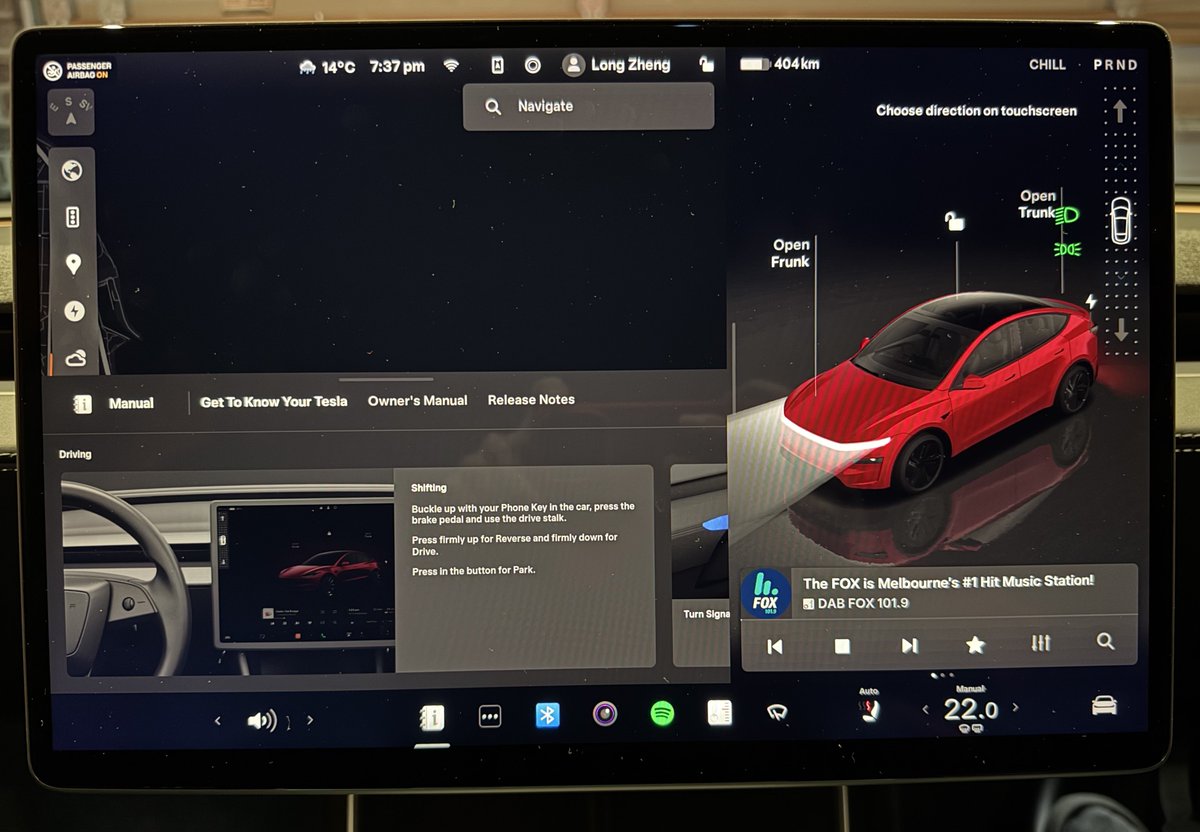 longzheng's tweet image. Weird the Tesla Model Y Juniper tutorial mentions a drive stalk when it doesn’t have one. Does Model 3 Highland also have this typo? @ryanjaycowan @techAU @13arm13arm @EVStraya