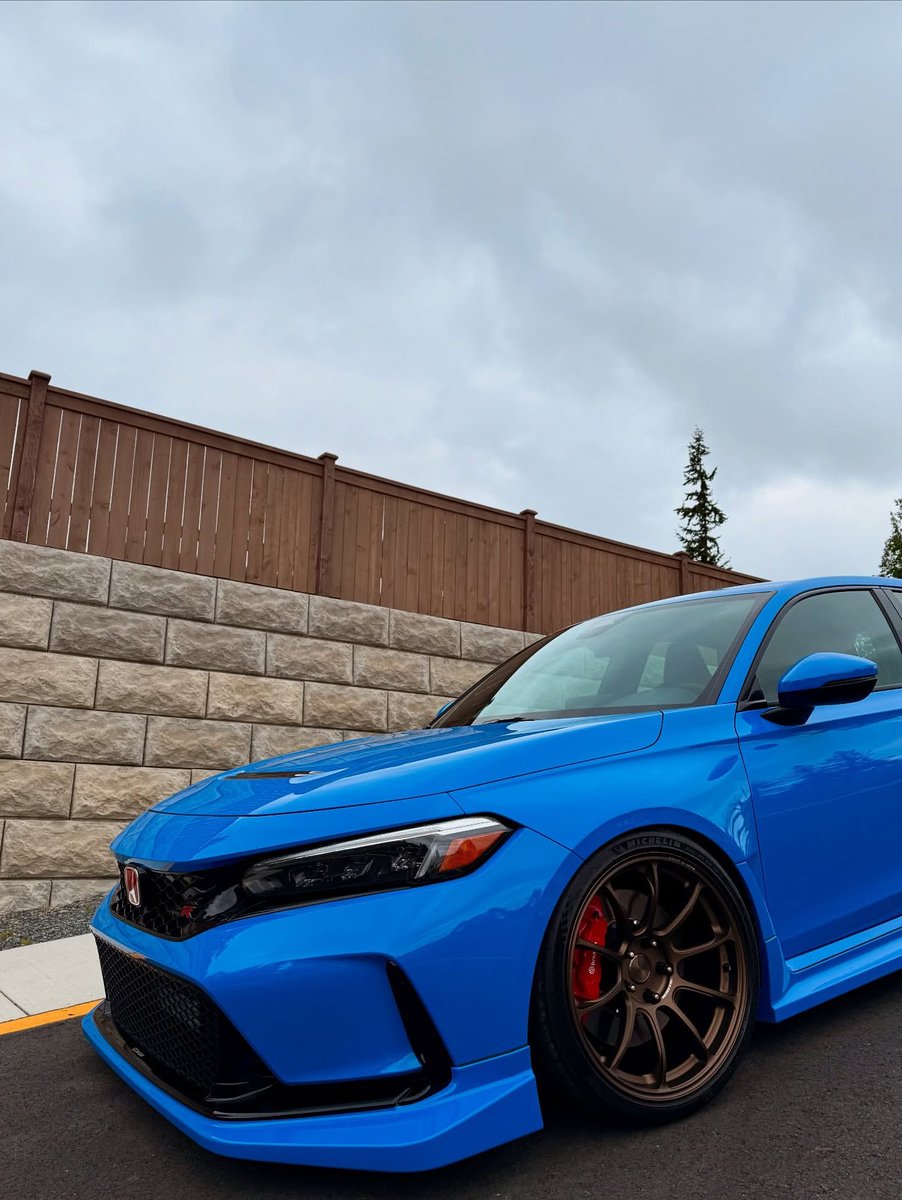 レーシングブルーのFL5乗ってる友達に無限エアロ同色か黒かで聞かれて