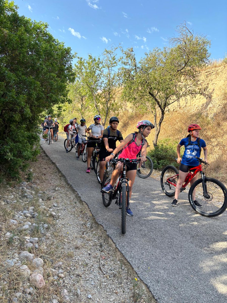 L’alumnat de 1r d’ESO gaudeix d’una sortida en bicicleta per la Via Verda fins a Aldover.
Una jornada de final de curs per fomentar els hàbits saludables, el contacte amb la natura i la convivència! 🚴‍♀️🌿🤝