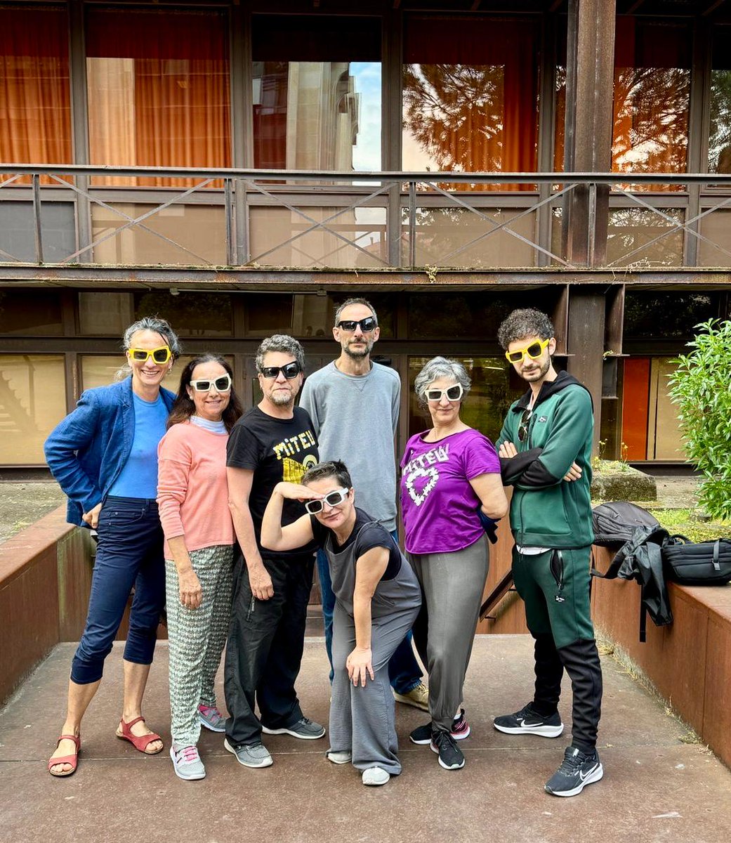 Comezamos cos ensaios da 𝕸𝖊𝖙𝖆𝖒𝖔𝖗𝖋𝖔𝖘𝖊, a nova produción que estrearemos en Ourense o 4 de setembro!

Na foto o director, Carlos Álvarez Ossorio, o elenco formado por Fina Calleja, Fernando Dacosta, Sabela Gago, Elena Seijo e Fernando González e a coreógrafa Nuria Sotelo