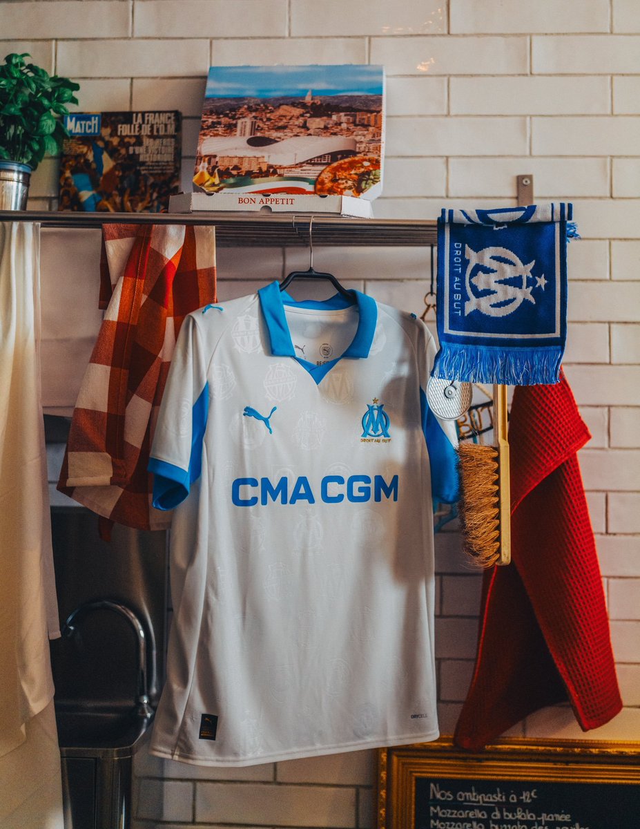 Les logos de l'OM en surbrillance sur le maillot 2025/2026, ça sent l'hommage avant le grand changement/chambardement.