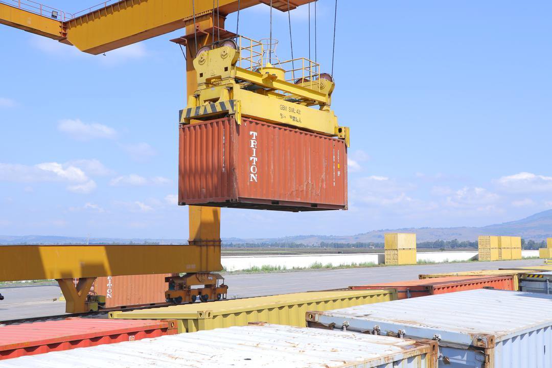 TakeleUma's tweet image. Today, in  collaboration with  Mediterranean Shipping Company (MSC) , we successfully repositioned  104 empty 20 ft containers from Djibouti to the  Indode Freight Yard —ready to fuel Ethiopia’s export economy!

These containers will soon be filled with premium coffee, cereals,…