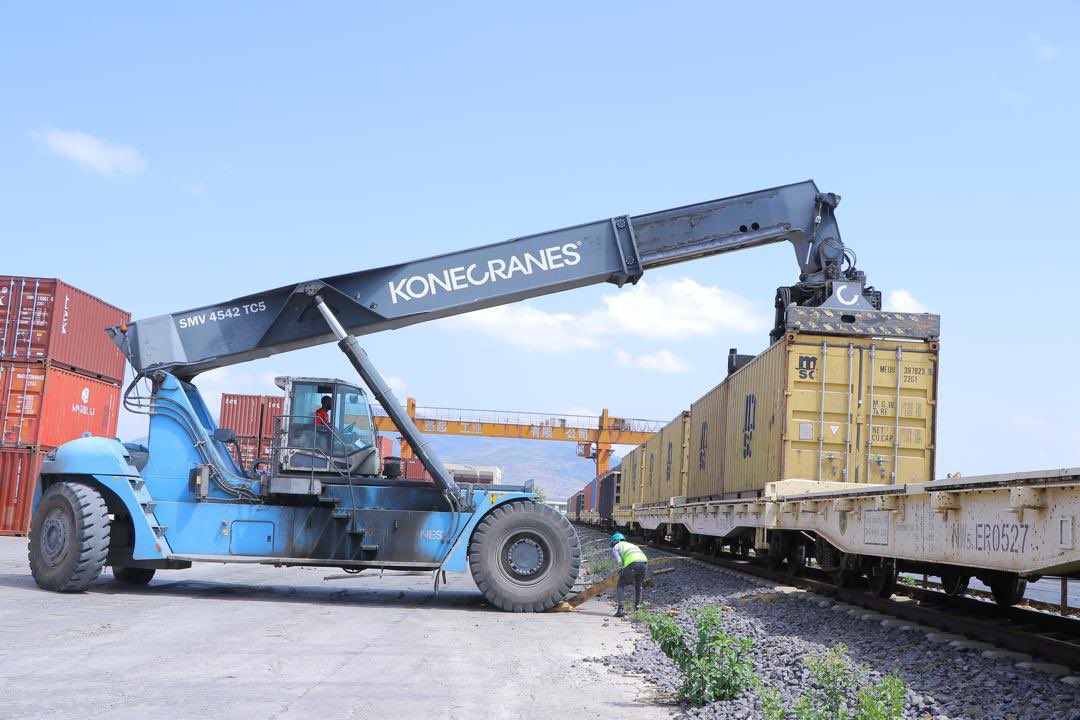 TakeleUma's tweet image. Today, in  collaboration with  Mediterranean Shipping Company (MSC) , we successfully repositioned  104 empty 20 ft containers from Djibouti to the  Indode Freight Yard —ready to fuel Ethiopia’s export economy!

These containers will soon be filled with premium coffee, cereals,…