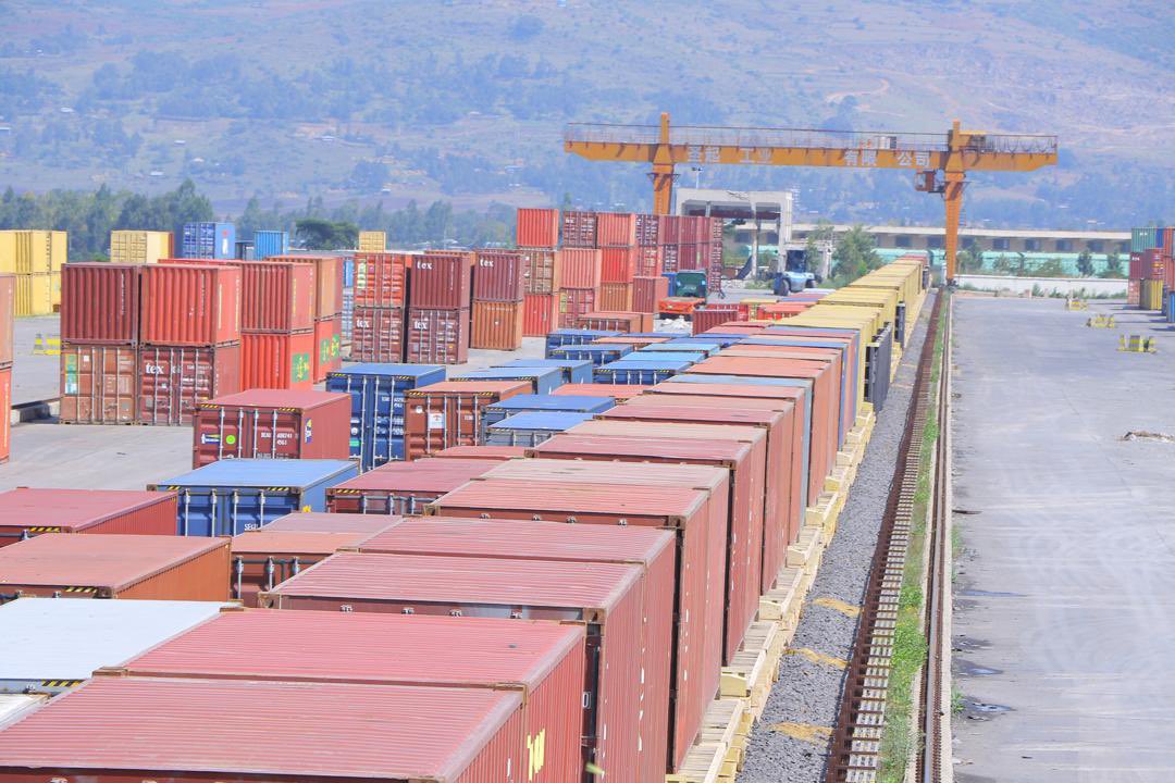 TakeleUma's tweet image. Today, in  collaboration with  Mediterranean Shipping Company (MSC) , we successfully repositioned  104 empty 20 ft containers from Djibouti to the  Indode Freight Yard —ready to fuel Ethiopia’s export economy!

These containers will soon be filled with premium coffee, cereals,…