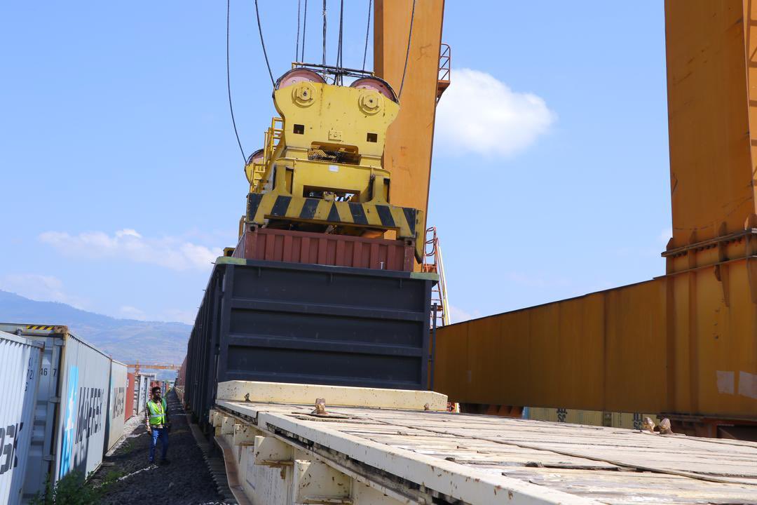 TakeleUma's tweet image. Today, in  collaboration with  Mediterranean Shipping Company (MSC) , we successfully repositioned  104 empty 20 ft containers from Djibouti to the  Indode Freight Yard —ready to fuel Ethiopia’s export economy!

These containers will soon be filled with premium coffee, cereals,…