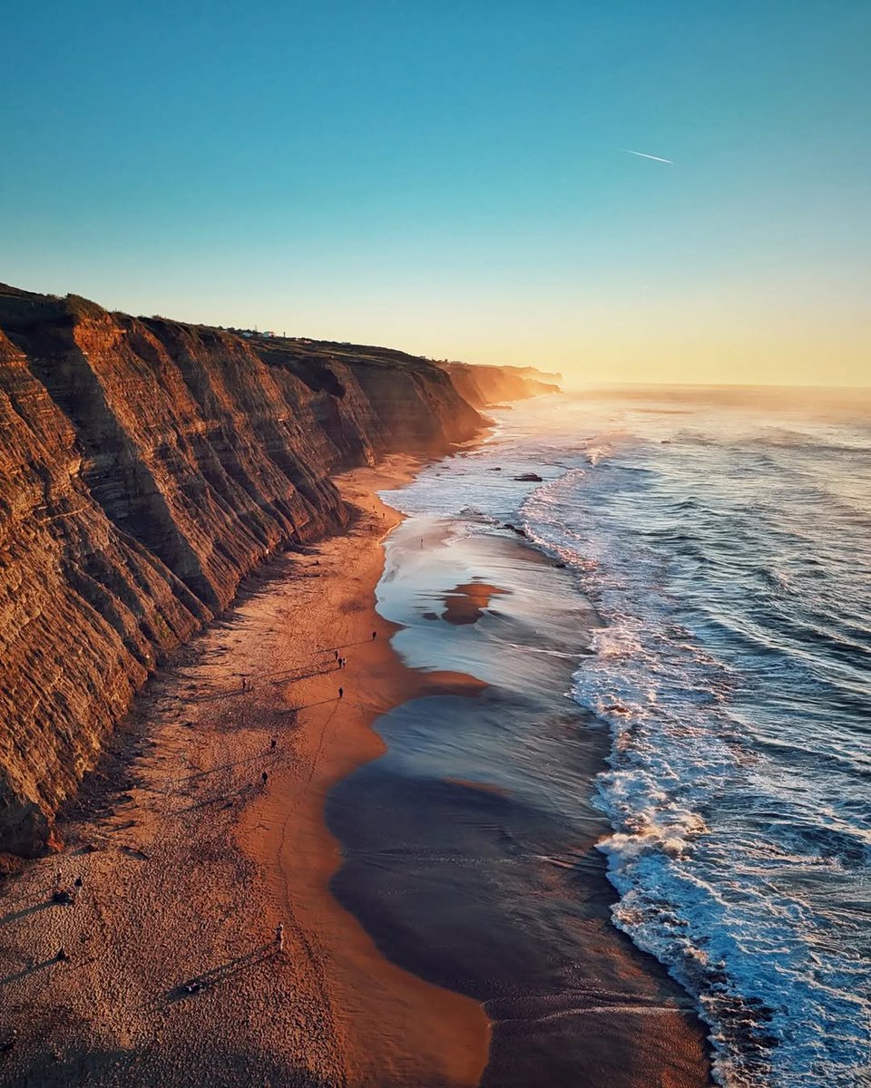 𝑀𝑎𝑔𝑜𝑖𝑡𝑜 𝑏𝑒𝑎𝑐ℎ, in Sintra, invites you to unwind and soak in a peaceful day by the sea. Less than an hour drive from Lisbon’s city center, this is the perfect day trip!

#VisitLisboa 
visitlisboa.com 
📍 Praia do Magoito
📷  @lr_photo_90