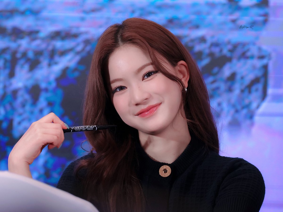 Wh1speR0123's tweet image. 250614  중국 팬싸 💕

🖊️

#이사진최고
#아이사 #ISA 
#스테이씨 #STAYC