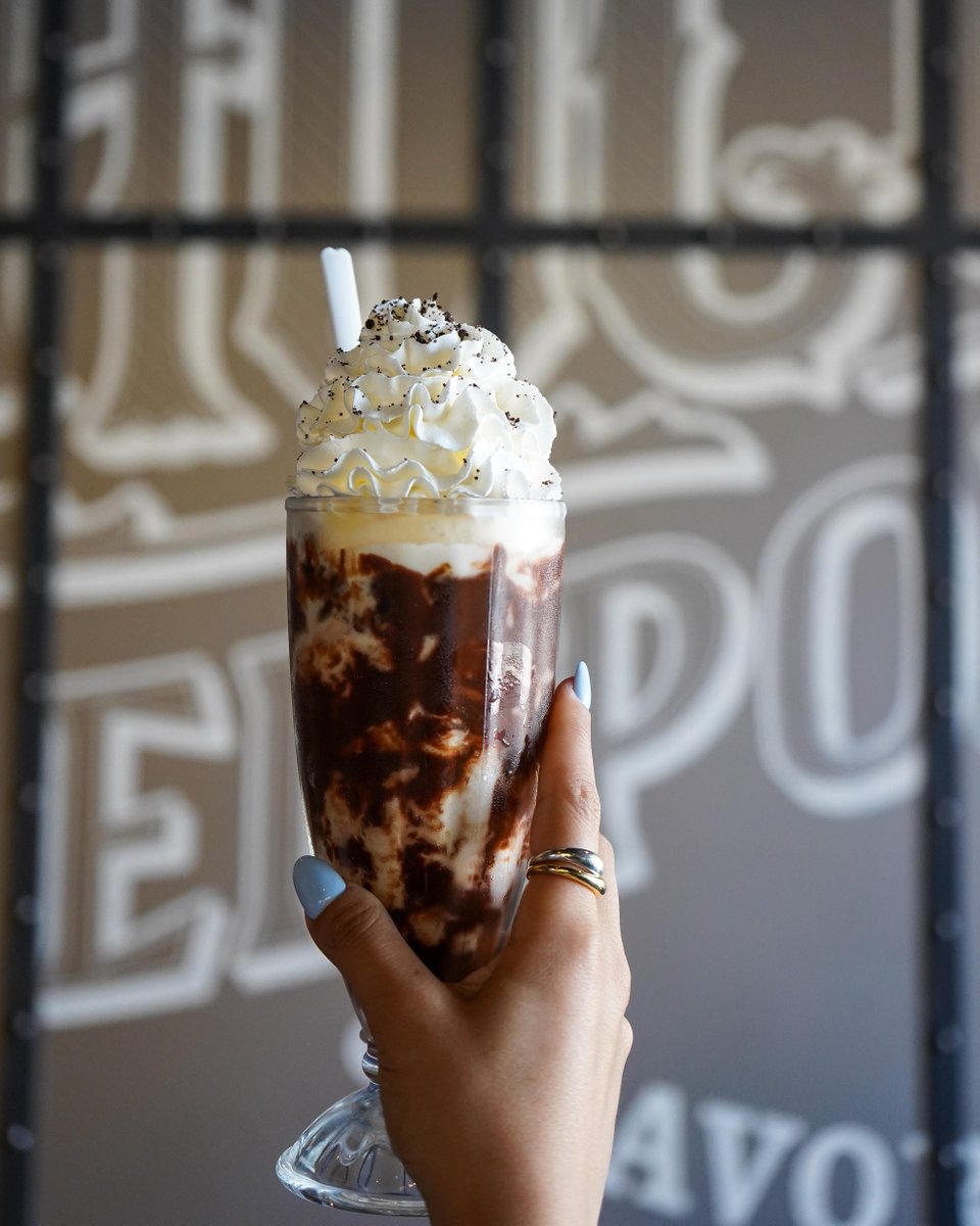 UniStudios's tweet photo. If you were waiting for a sign to get a sweet treat, this is it. 

📍 The Toothsome Chocolate Emporium &amp; Savory Feast Kitchen | Universal CityWalk Hollywood https://t.co/64I2s0grK3