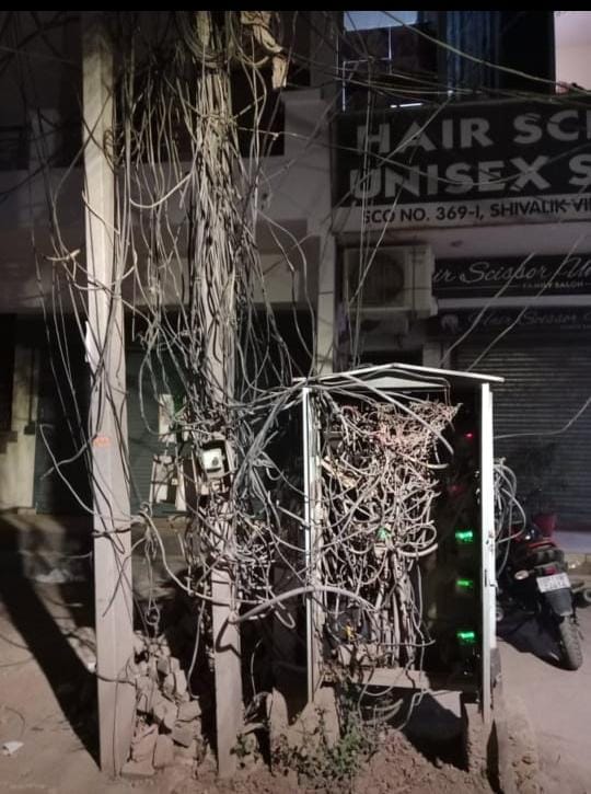 girishaasoni's tweet photo. @PSPCLPb @BhagwantMann @AamAadmiParty @CMOPbIndia Not a minor issue, been 5 days without electricity or water in Shivalik Vihar Patiala Road Zirakpur

We are facing severe inconvenience. No action, no transparency. This is unacceptable.

Attaching pictures for reference. Please respond with a resolution timeline.
@BhagwantMann https://t.co/tOaA3OmMgN
