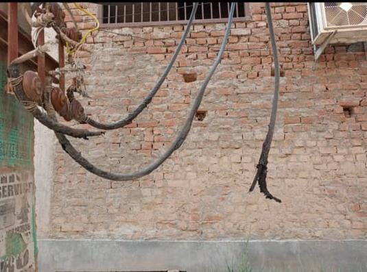 girishaasoni's tweet photo. @PSPCLPb @BhagwantMann @AamAadmiParty @CMOPbIndia Not a minor issue, been 5 days without electricity or water in Shivalik Vihar Patiala Road Zirakpur

We are facing severe inconvenience. No action, no transparency. This is unacceptable.

Attaching pictures for reference. Please respond with a resolution timeline.
@BhagwantMann https://t.co/tOaA3OmMgN