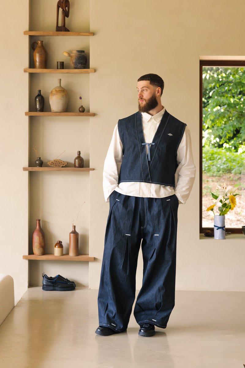 kumo_studio's tweet photo. Lookbook 
Collection Kura

Photographe @igor.kov
Modèle @_aka_simba

Look 1
• Kimono boxy denim sans manches
• Chemise coton à rabat
• Jean denim à pli https://t.co/bx49SBqAYJ