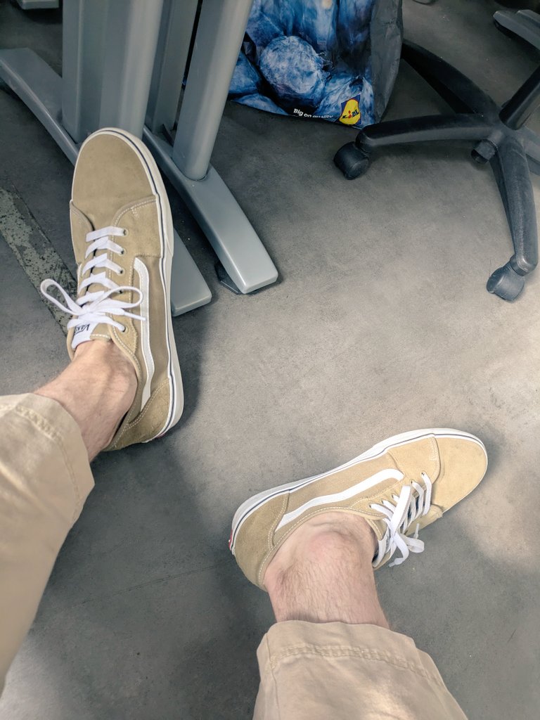 Size15DomNE's tweet image. Guess who decided not to wear any socks at the office on the hottest day of the year, anyone wanna smell them? 😫

#gayfeet