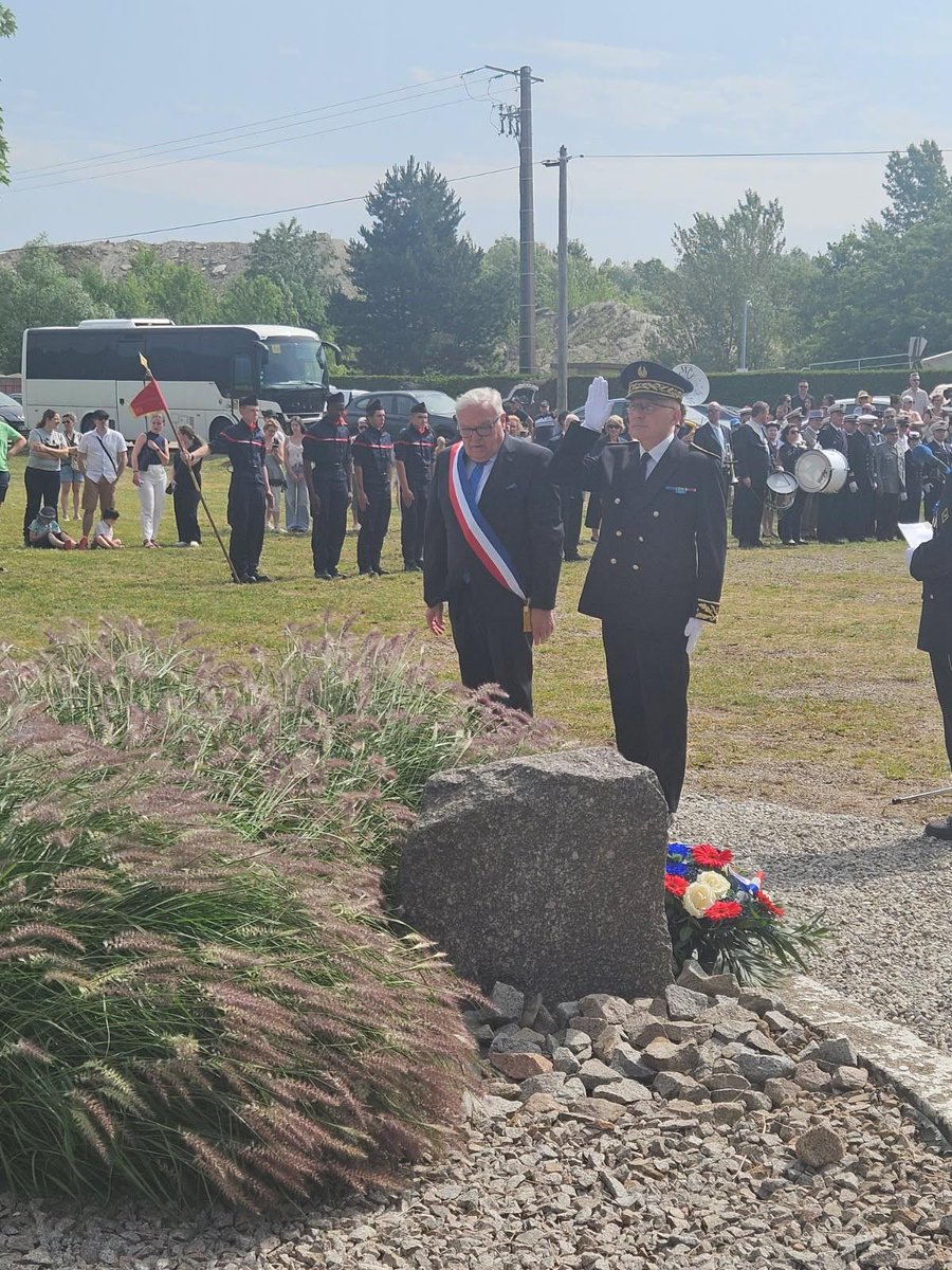 Prefet68's tweet image. Samedi 14 juin, une cérémonie s’est tenue à l’obélisque de la Croisière de #Cernay, en hommage aux soldats de la 4e Division Marocaine de Montagne (DMM), qui ont libéré la ville en février 1945.
Présidée par M. Jacky Hautier, sous-préfet de Thann-Guebwiller, cette commémoration a