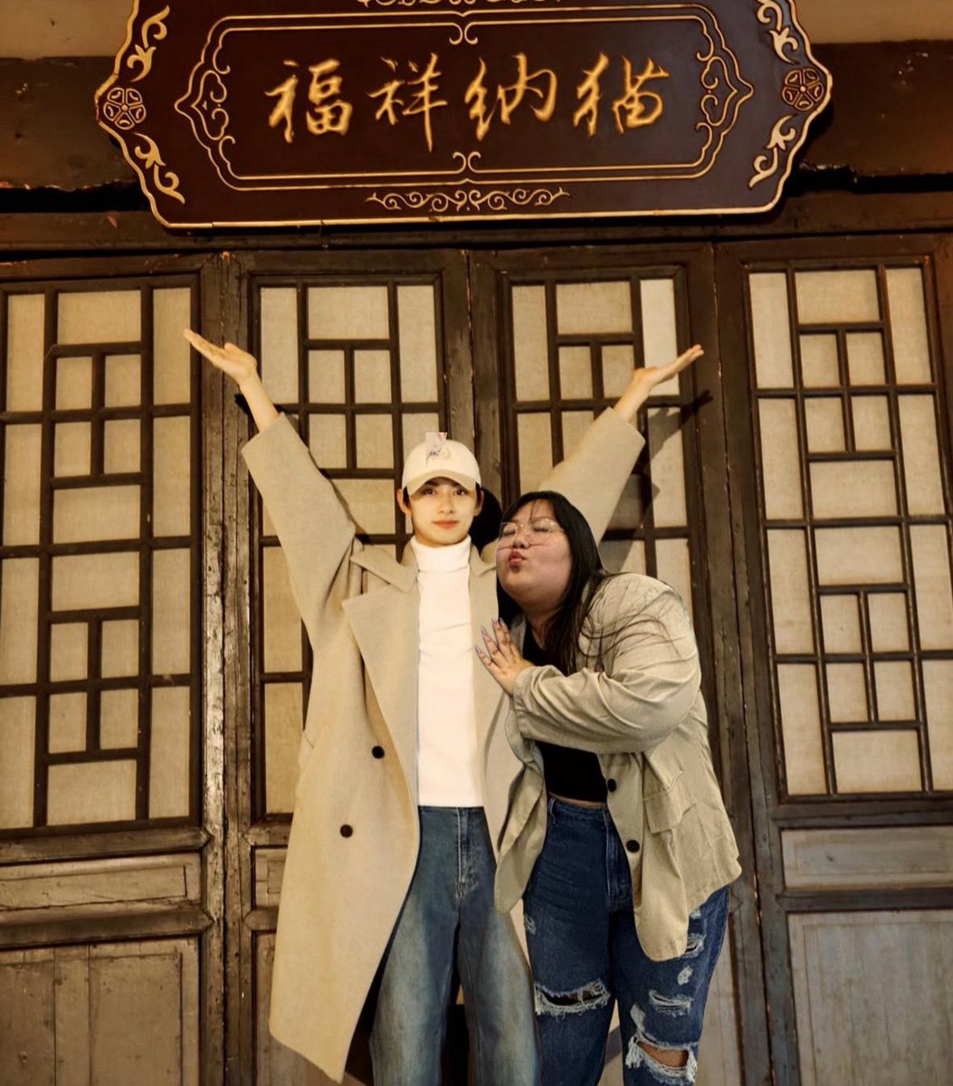 from childhood besties to magjowa 😎 

di niyo na ako maasar na magkapatid kami neto kasi di ko kamukha 😆😆😆 

#csd #CaratSelcaDay #JUN #존