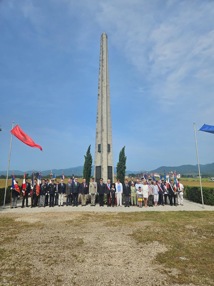 Prefet68's tweet image. Samedi 14 juin, une cérémonie s’est tenue à l’obélisque de la Croisière de #Cernay, en hommage aux soldats de la 4e Division Marocaine de Montagne (DMM), qui ont libéré la ville en février 1945.
Présidée par M. Jacky Hautier, sous-préfet de Thann-Guebwiller, cette commémoration a