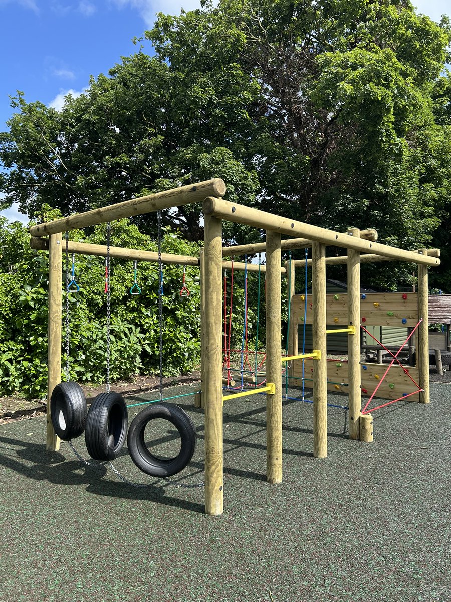 😊 Check out our most recently installed Double Cube Climber over at Samlesbury Primary School.🙌🏻 

Features Include:
Crossed Ropes 
3 Pull Up Bars 
Tyre Traverse 
Trapeze Walk 
Half Height Scramble Net 
Swinging Log Steps
Timber Traverse Wall