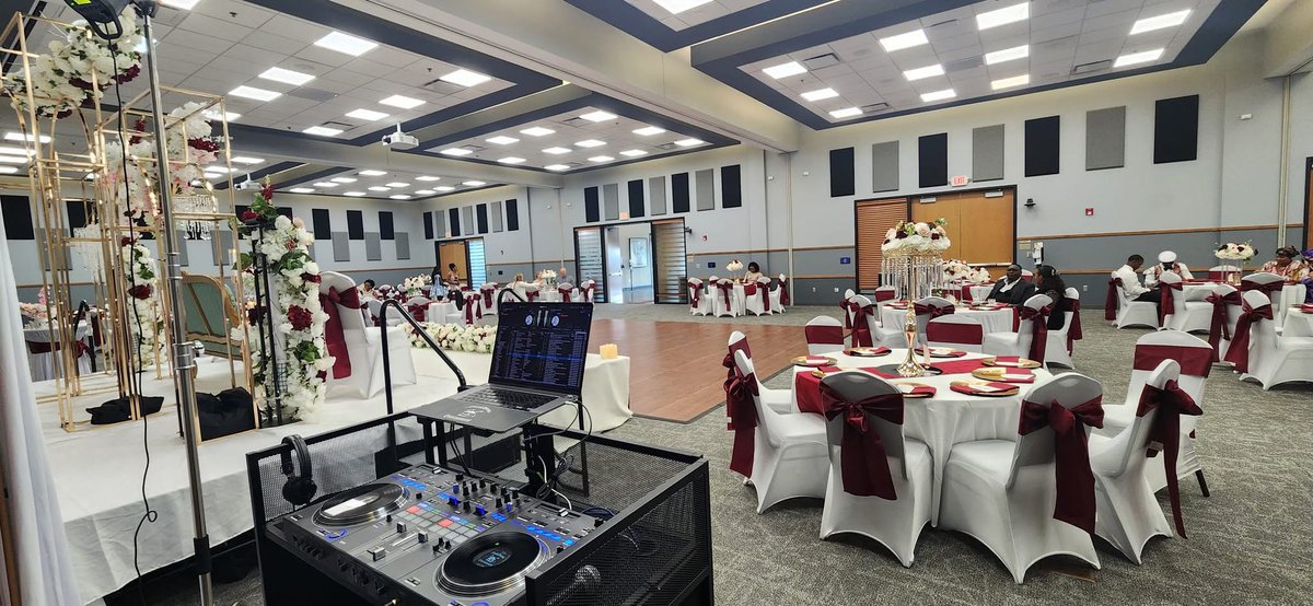 balleventcenter's tweet photo. Ball Event Center can be transformed to fit your perfect vision and theme! Dates are filling fast, call Ball Event Center today to schedule your tour at 913.322.4980
📸by Dennis Shéngënã - thank you!
#balleventcenter #kceventspace #kcweddings #olatheeventspace #OlatheEvents https://t.co/bREOqucGO1