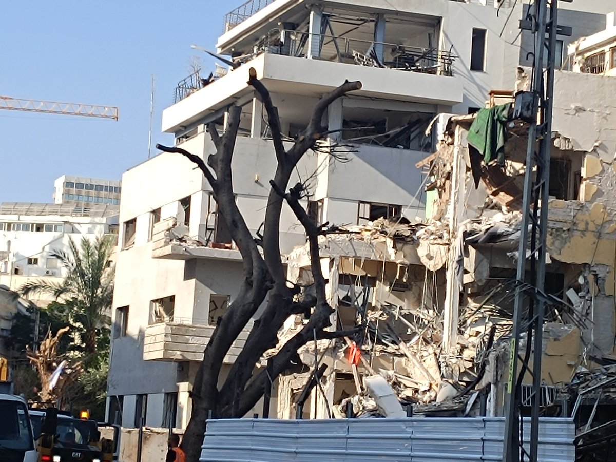 ranatz's tweet image. המציאות המטורללת שלנו: הרס נורא, בניינים מפורקים, נזק כבד ומאה מטר משם בתי הקפה מלאים עד אפס מקום. אין על העיר הזו