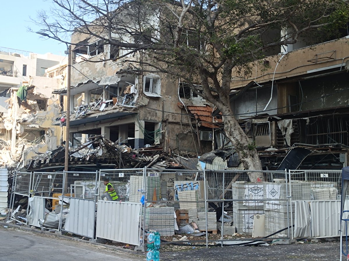 ranatz's tweet image. המציאות המטורללת שלנו: הרס נורא, בניינים מפורקים, נזק כבד ומאה מטר משם בתי הקפה מלאים עד אפס מקום. אין על העיר הזו