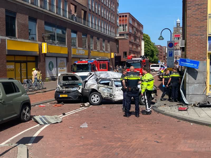 Auto botst tegen gevel bedrijfspand aan de Ezelsveldlaan