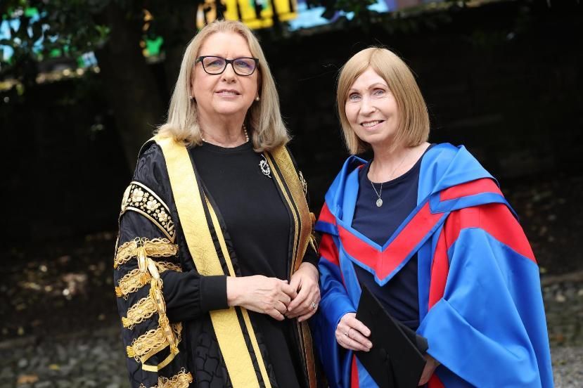 Comhghairdeas leis an gceathrar a  fuair céim oinigh ó TCD Dé hAoine! Ina  measc sin tá Linda Ervine, ceann feadhna ionad Gaeilge 'Turas', a bhfuil obair iontach déanta  aici i gcur chun cinn na Gaeilge agus i bhforbairt  chomhthuisceana trasphobail i dTuaisceart Éireann.