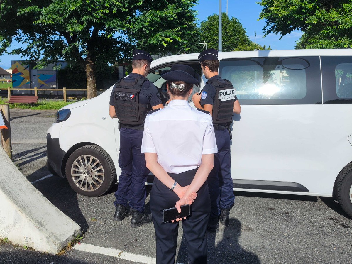 Prefet65's tweet photo. #VotreSécurité 🚗 | La #DC65 était aux cotés de la @PoliceNat65 afin de rappeler l'obligation et l’importance d’attacher ses enfants en #voiture. En France, plus d’ ¼ des enfants tués sur la route à bord d’un véhicule n’étaient pas attachés. #TousResponsables ! https://t.co/VCvR7F2PUn