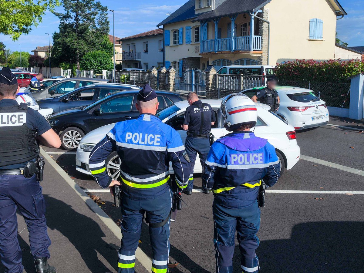 Prefet65's tweet photo. #VotreSécurité 🚗 | La #DC65 était aux cotés de la @PoliceNat65 afin de rappeler l'obligation et l’importance d’attacher ses enfants en #voiture. En France, plus d’ ¼ des enfants tués sur la route à bord d’un véhicule n’étaient pas attachés. #TousResponsables ! https://t.co/VCvR7F2PUn