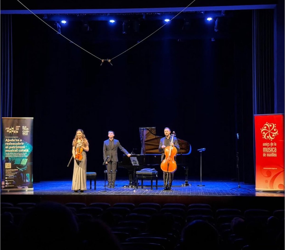 Ahir vam viure una tarda molt especial a Manlleu!
Moltes gràcies als <a href="/AmicsMusicaMan/">AmicsMusicaManlleu</a> i a l'Associació <a href="/JoanManen/">Associació JoanManén</a> per fer possible aquest concert i al públic per la seva acollida.
Música catalana en estat pur. 🔝🔝🔝