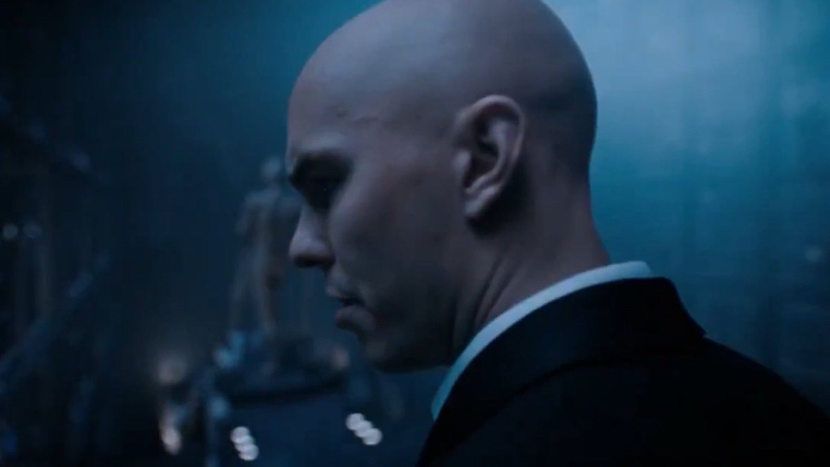 James Gunn sobre Lex Luthor em #Superman:

"Ele olha para o Superman como os artistas olham para a IA. Ele é o maior homem do mundo em muitos aspectos. E então aparece esse cara que não fez nada para merecer a habilidade de voar. E de repente, o mundo só fala sobre isso"