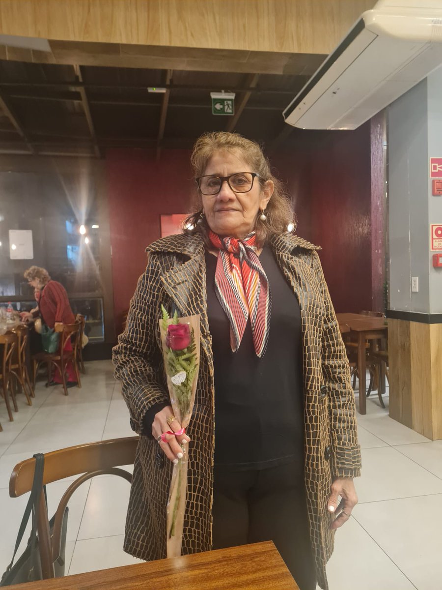 Foi meu niver no restaurante  comemorando com a família...De 24/05/2025... Aquela abraço da amiga Ivan Ivaniva, meus queridos amigos e amigas virtuais do X )))...