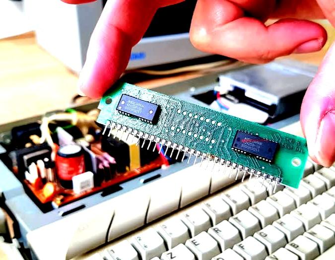 While upgrading RAM for my Atari ST here, I was surprised to found it was using SIP not SIMM... SIP stands for Single In-Line Package. Apparently it's one of those very early STE models that used this particular type of memory module, with 30 pins as connectors. Very interesting.