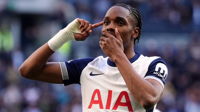 Majeriste🇫🇷🇧🇷 (@majeriste06) on Twitter photo 🚨Le Stade Rennais va toucher entre 32 et 35M d’euros grâce au transfert de Mathys Tel à Tottenham !!!😱😱😱(bonus activés + pourcentage à la revente)
🗞️<a href="/gui_tog/">Guillaume Lainé</a> 🚨Le Stade Rennais va toucher entre 32 et 35M d’euros grâce au transfert de Mathys Tel à Tottenham !!!😱😱😱(bonus activés + pourcentage à la revente)
🗞️<a href="/gui_tog/">Guillaume Lainé</a>