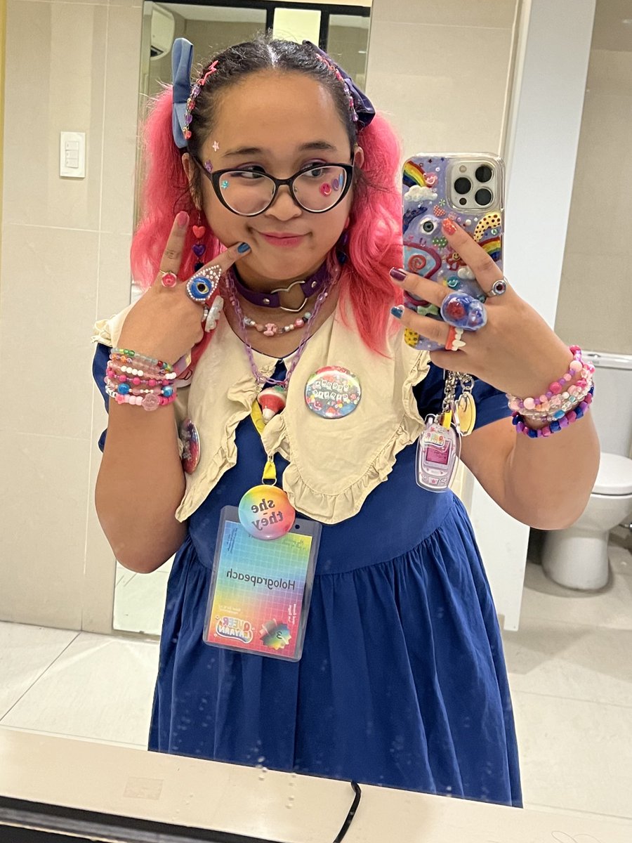 holograpeach's tweet photo. queerlayaan and komiket pride fits 
🩷💜💙 https://t.co/VHak8bDHXn