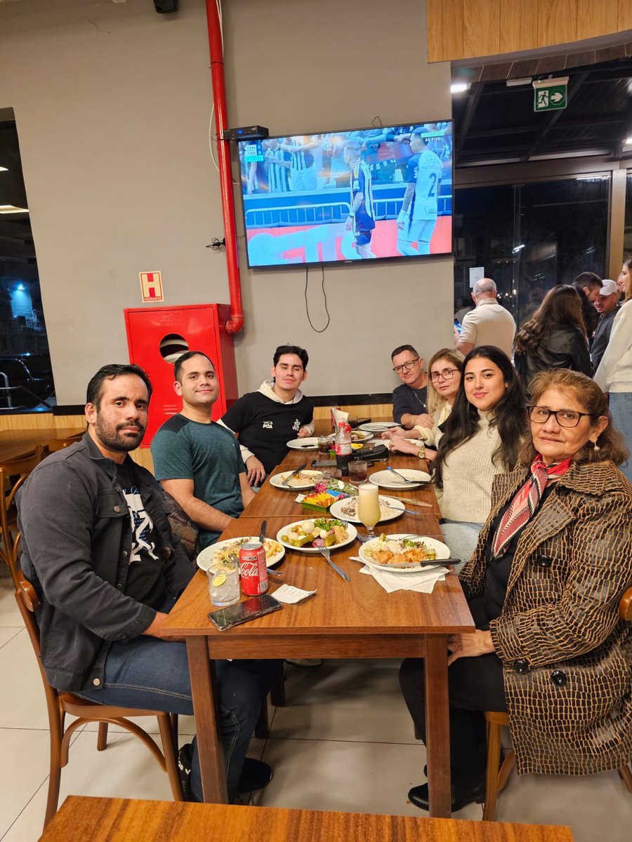 Foi no meu aniversário, 24 /05 / 2025 /... Meu filho Thiago Albuquerque e filha Paula Albuquerque e os netos!! Uma tarde abençoada pra vcs virtuais do X )))...Em Porto Alegre RS, fazendo meu tratamento do câncer....