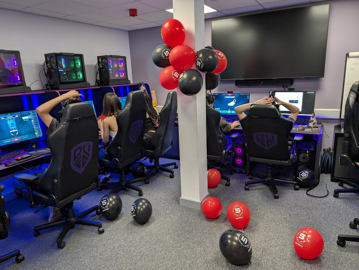 Had a positively wonderful time with our 1st #riotplayclub to celebrate #5yearsofval !!!

A 5th anniversary Valorant quiz, G2 vs Paper Rex watch party, great games of Val and wonderful cupcakes!

A joy to host! See you at the next one!
🥳 <a href="/VALORANTukn/">VALORANT // UK, IE & Nordics</a> <a href="/Kylie_Kendrick/">Lliandra</a>