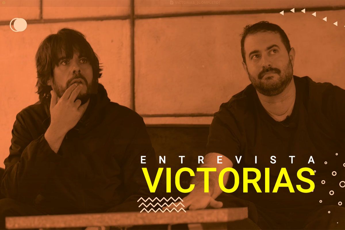 #Entrevista Hablamos con <a href="/victoriasbanda/">VICTORIAS</a> de su último disco, «Emocional», del panorama musical, la burbuja festivalera y hasta de la política de nuestro país.  revistaindie.com/entrevista-vic… #NosGustaLaMusica 🎤 Fer Tello 📽️ RI Producciones