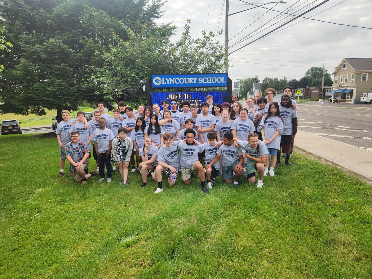 kadavis71's tweet photo. @Lyncourt_UFSD 8th graders heading to Seabreeze for the day! #LyncourtPride https://t.co/cUJmM0zK3a