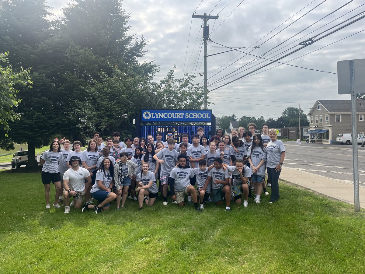 kadavis71's tweet photo. @Lyncourt_UFSD 8th graders heading to Seabreeze for the day! #LyncourtPride https://t.co/cUJmM0zK3a
