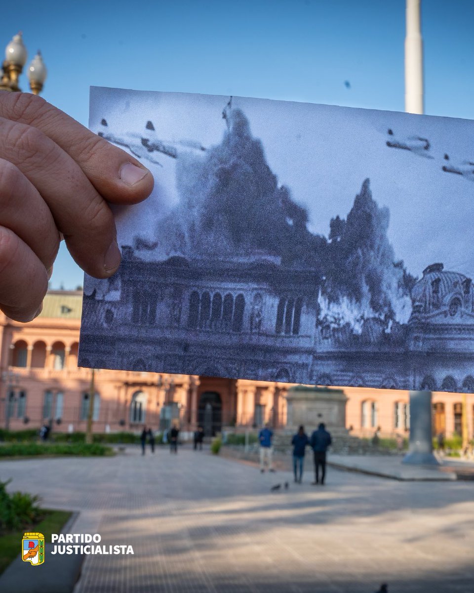 p_justicialista's tweet photo. Ahora sí, son las 12.40. El primer avión se acerca a Plaza de Mayo y arroja la primera de las cerca de cien bombas que serán arrojadas durante todo el día. El objetivo: asesinar al presidente constitucional Juan Domingo Perón y sus ministros. https://t.co/vVGtp8Yfoe