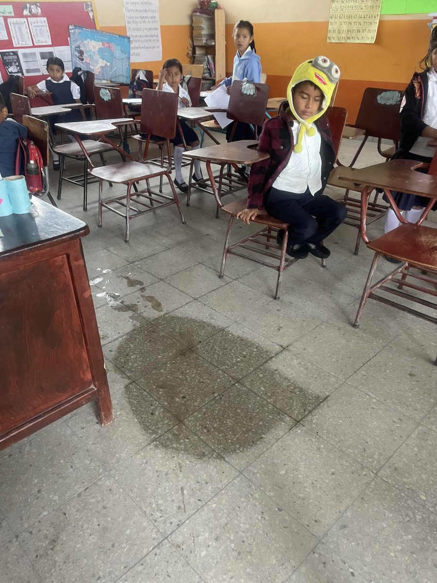 chellyneh's tweet photo. Contentos a dar clases, pero primero hay que sacar el agua😢… amigos twitteros ayúdenme hacer magia y que llegue algún político que nos quiera ayudar arreglar o cambiar ese techo https://t.co/xIaVm4pUWo