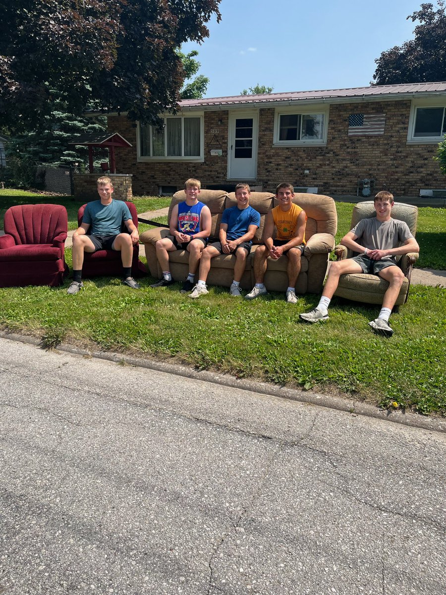 This weekend Tiger Football players were able to show up with barely any warning and help a Tipton family move some heavy items out of a house. 

United as Tigers, Driven by Character

#GoTiger #BeGoodDoGood
