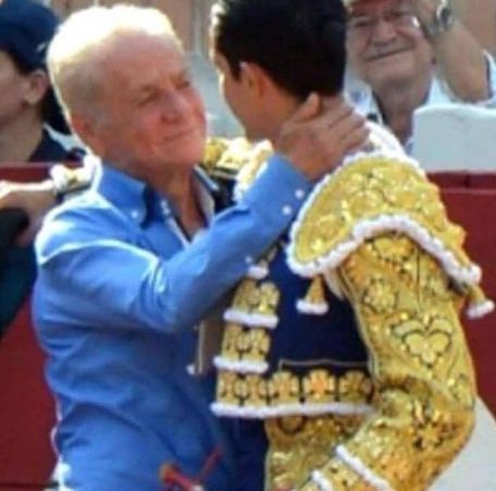 VenezuelaTaurina.com (@venezuelataurin) on Twitter photo CON MOTIVO DEL DIA DEL PADRE RESEÑAMOS UN PADRE TAURINO
En este caso es el médico Amenodoro Suárez, de amplio recorrido en el mundo del toro en San Cristóbal: desde Aficionado Práctico a empresario, padre de Antonio Suárez, una esperanza torera
por El Tato
venezuelataurina.blogspot.com/2025/06/vocaci… CON MOTIVO DEL DIA DEL PADRE RESEÑAMOS UN PADRE TAURINO
En este caso es el médico Amenodoro Suárez, de amplio recorrido en el mundo del toro en San Cristóbal: desde Aficionado Práctico a empresario, padre de Antonio Suárez, una esperanza torera
por El Tato
venezuelataurina.blogspot.com/2025/06/vocaci…