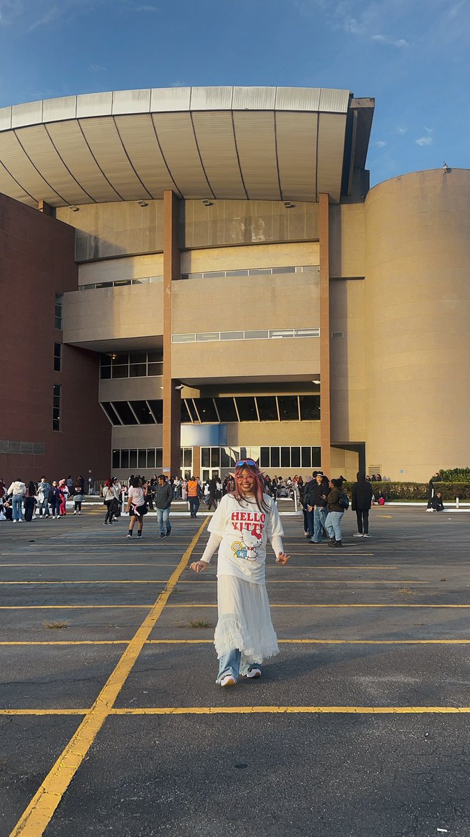 m4nvo's tweet photo. acabei passando mal no show e tive q sair na parte final 🥺😭 mas foi um dos melhores dias da minha vida!!!! Faria tudo de novo, baekhyun é meu utt faz 11 anos, e ter ido a primeira World Tour dele foi um sonho realizado 💖🐶⭐️

#BAEKHYUNnoBrasil  #ReverieTour #ReverieSãoPaulo https://t.co/Yu2yFU2VzN